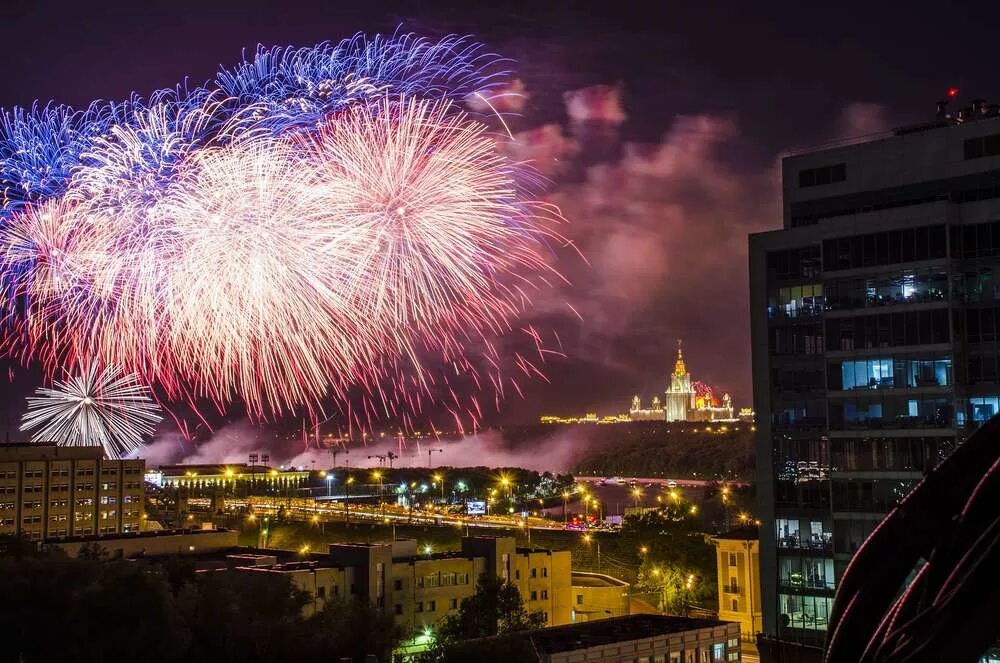 Салют Воробьевы горы. Салют Воробьевы горы день города. Воробьевы горы вид на салют. Салют в Москве с Воробьевых гор. Когда будет салют в москве