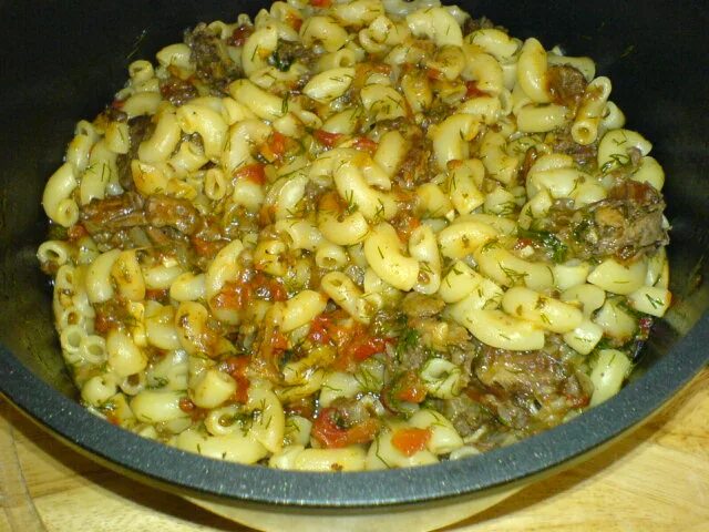 Макароны с тушенкой в мультиварке рецепты. Макароны с тушенкой. макароны с тушенкой и овощами. макароны с тушенкой в мультиварке. тушенка говяжья с макаронами.
