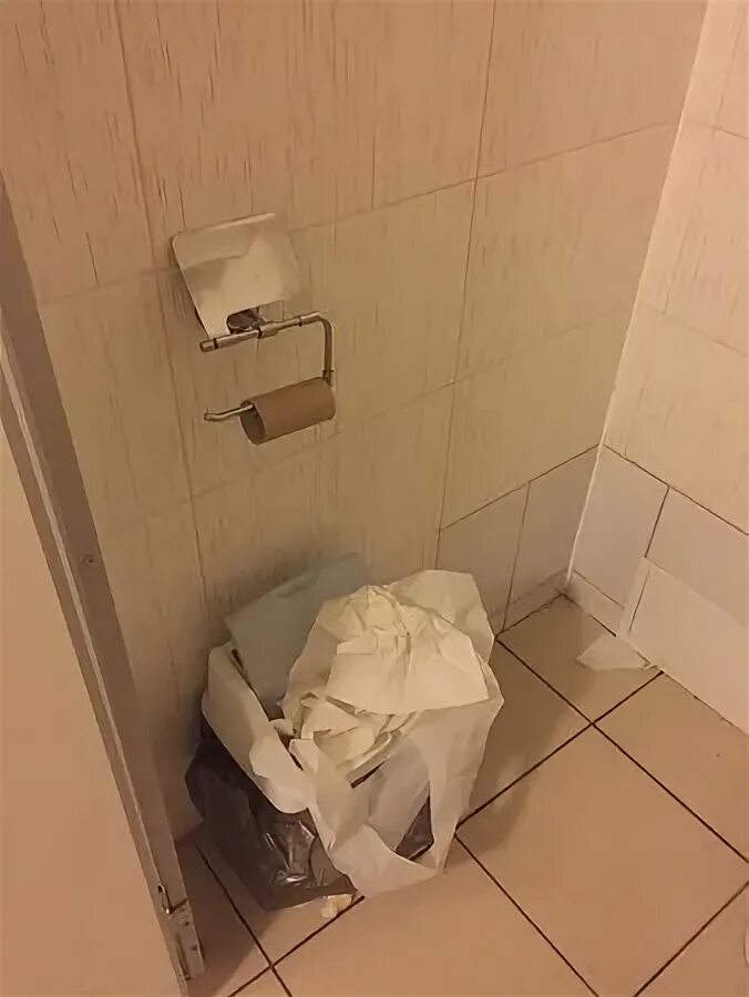 Девушки в школьном туалете. Туалет азиатского типа. Красивая девушка в туалете. Камера в унитазе женского туалета. Школьный женский туалет.