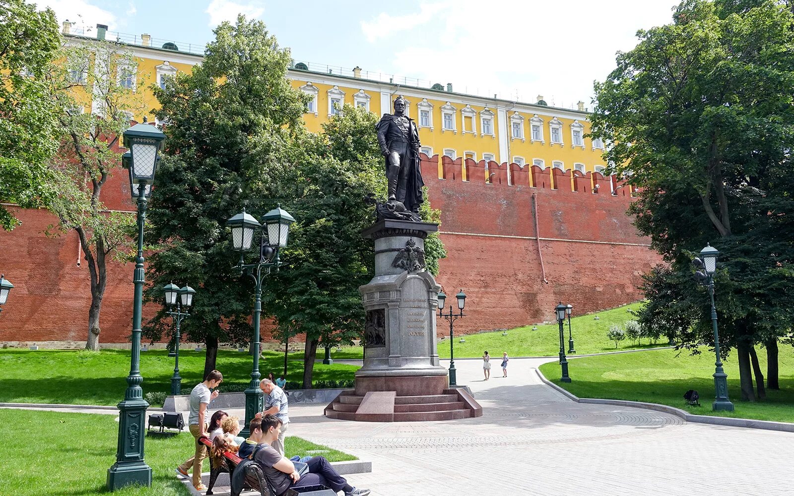 Александровский сад памятник Александру Москва. Памятник Александру 1 в Москве. Монумент 1812 Александровский сад. Памятник Александру 1 Кремль Москва. Памятник александру первому