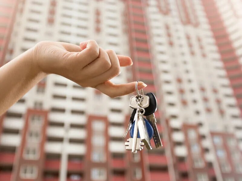Новые ключи купить квартиру. Ключи от квартиры в руке. Ключи от новой квартиры. Ключи от квартиры в женской руке. Новостройка ключи.
