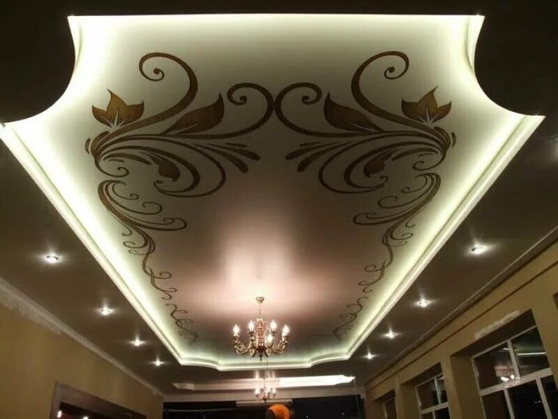 черный глянцевый натяжной потолок. натяжные потолки 2024. потолок с теневым профилем. натяжные потолки модные тенденции. теневой натяжной потолок.