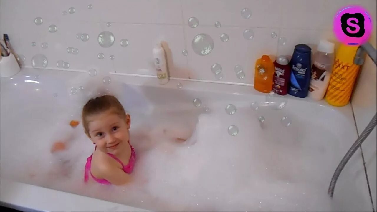 Дети купаются в ванной. Ребёнок в ванной с пеной. Дети купаются в ванной с пеной. Пена для ванны для детей. Русские купаются в ванной