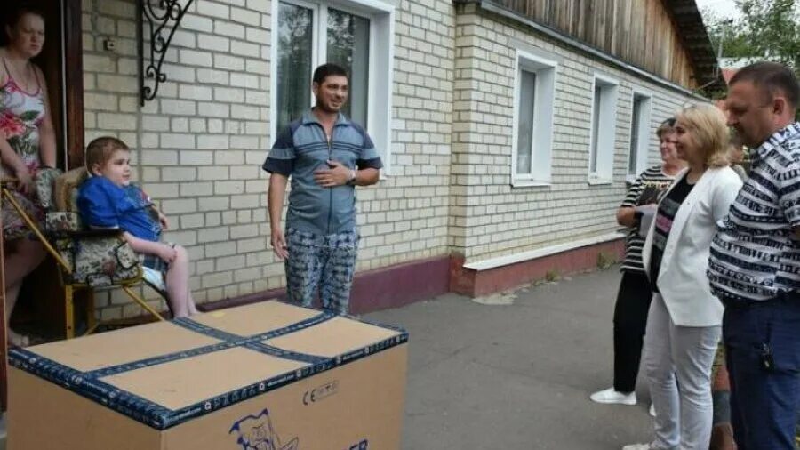 Тамбов многодетные в вайбере. Тамбов многодетные семьи борисовых. семья борисовых. многодетная семья толстопятовых тамбов. вручение ключей многодетным семьям белгород.