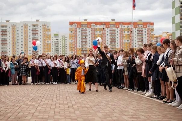 Курск 61 сайт. Школа 61 Курск. Выпускной в детском саду. Самая маленькая выпускница школы в Курске. Последний звонок в детском саду.