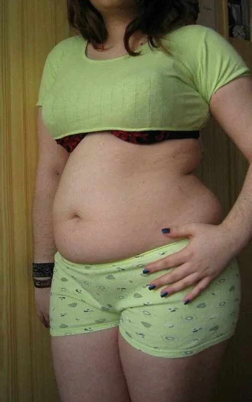 девушка с животиком толстеньким. пухленькие животы. пухленькие животы. чубби юнг. девушки биг белли стаффинг.