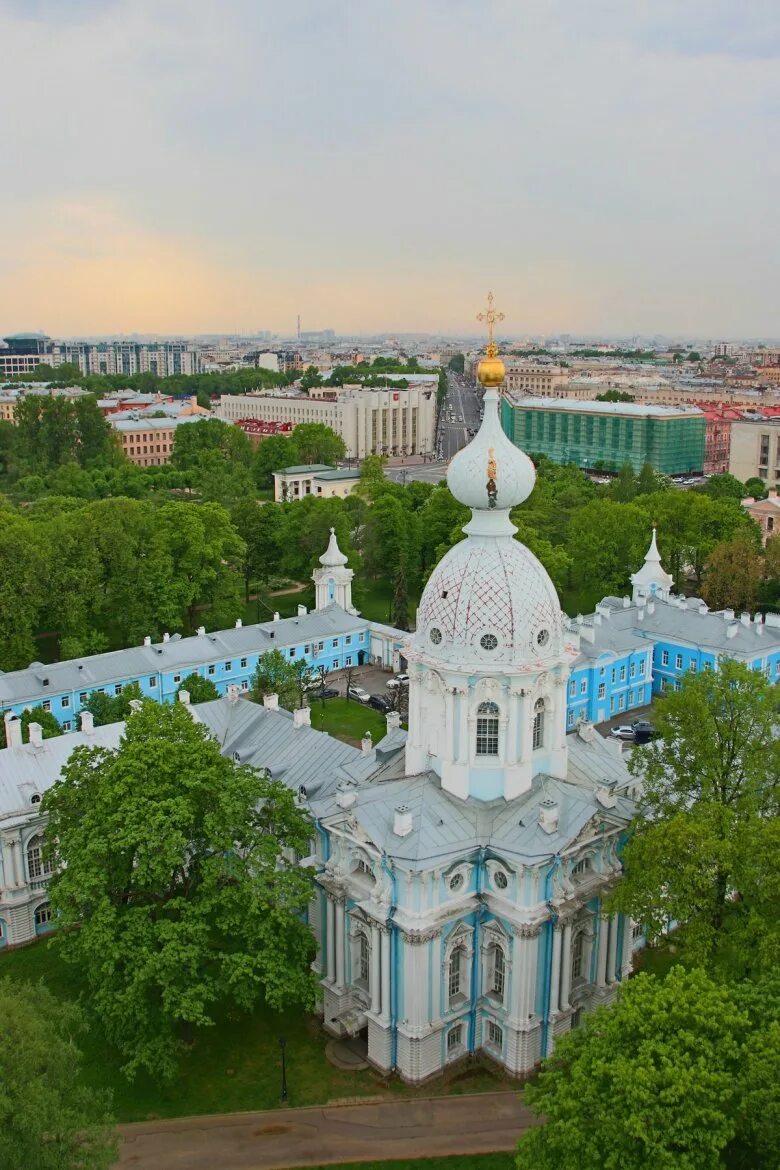 Колокольня смольного собора в санкт петербурге. Звонница смольного собора. вид со звонницы смольного собора. смотровая площадка смольного собора.