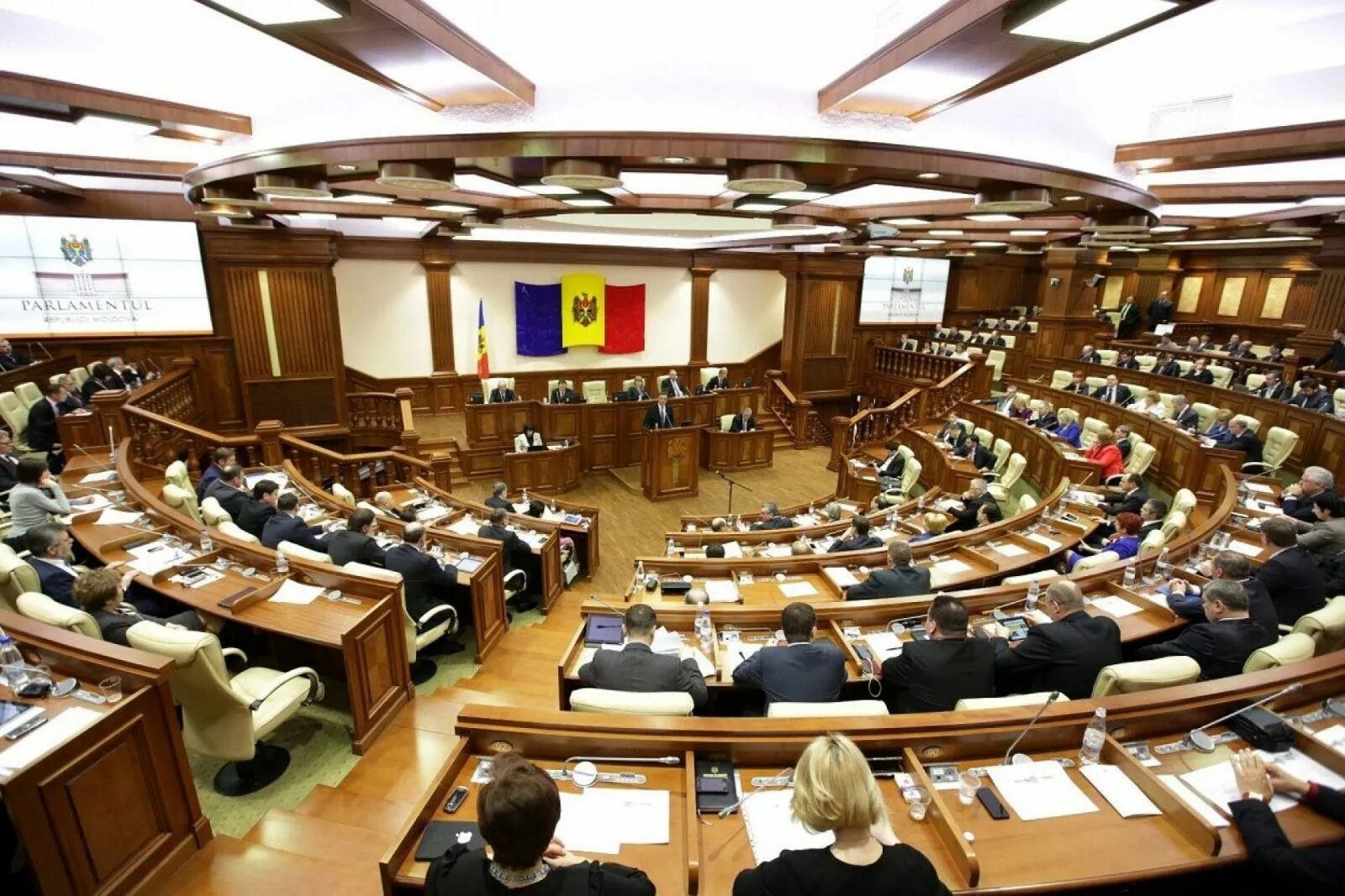 Парламент РМ. Парламент Молдовы. Парламент Кишинева. Здание парламента Молдовы. Парламент в новом свете