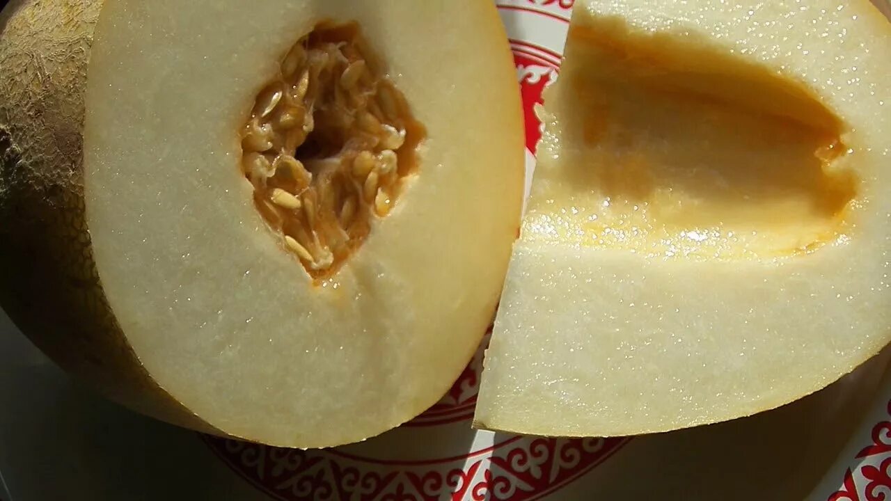 Можно после дыни. Семена дыни. семена дыни внутри. дыня с семечками. семена дыни в разрезе.