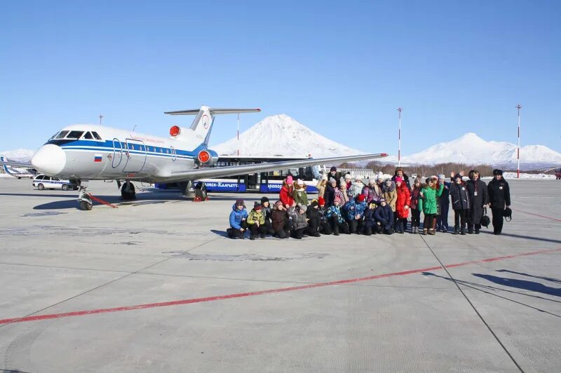 Петропавловск камчатский аэропорт вылета сегодня. Новый аэропорт Елизово Петропавловск-Камчатский. Камчатка аэропорт. Сотрудники аэропорта Елизово.