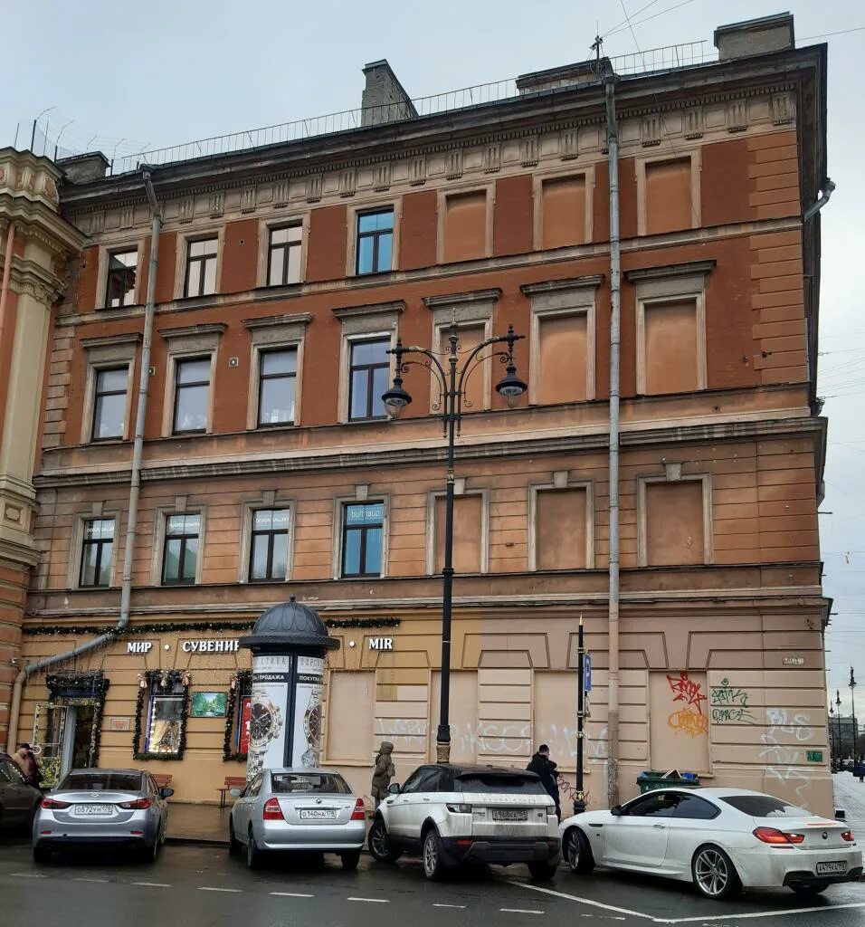 Поврежденный дом в санкт петербурге. Конюшенная площадь 2в Санкт-Петербург. Дом придворного Конюшенного ведомства. Дом буржуа. Дом ордена иезуитов Луиджи руска.