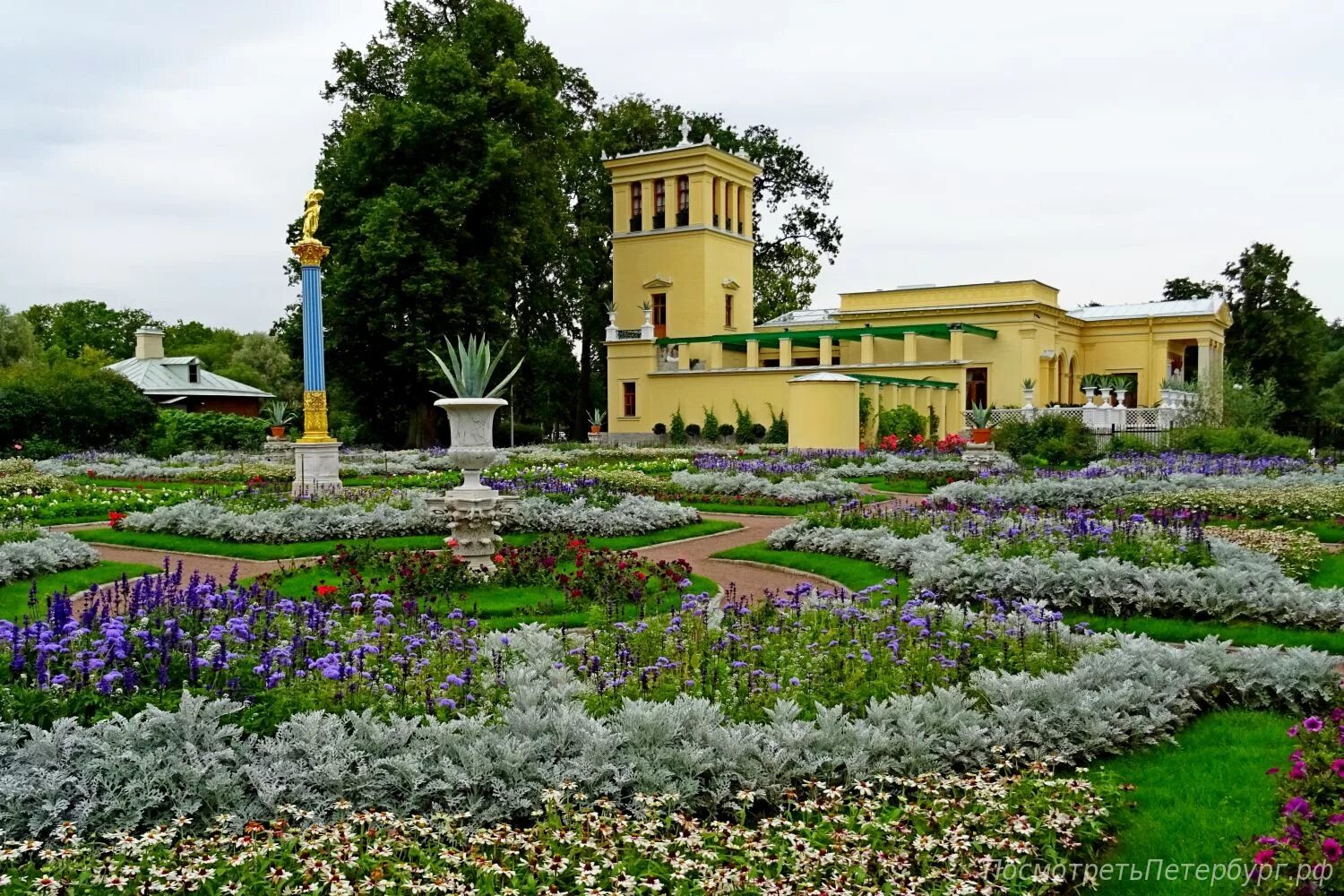 Ольгин дворик. Царицын и ольгин павильоны в петергофе. Ольгин павильон скульптура в петергофе. Царицын павильон в петергофе. Ольгин остров в петергофе.