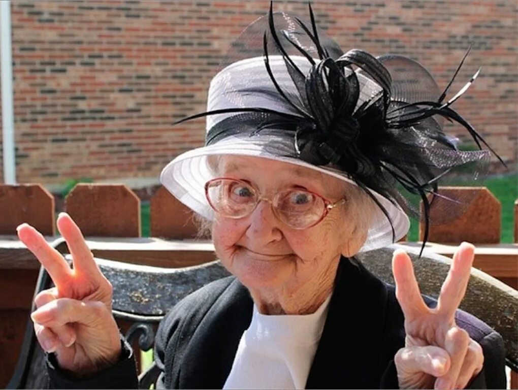 Шляпа старушки. Веселые бабушки. Интеллигентная бабушка. Старушка с длинными волосами.