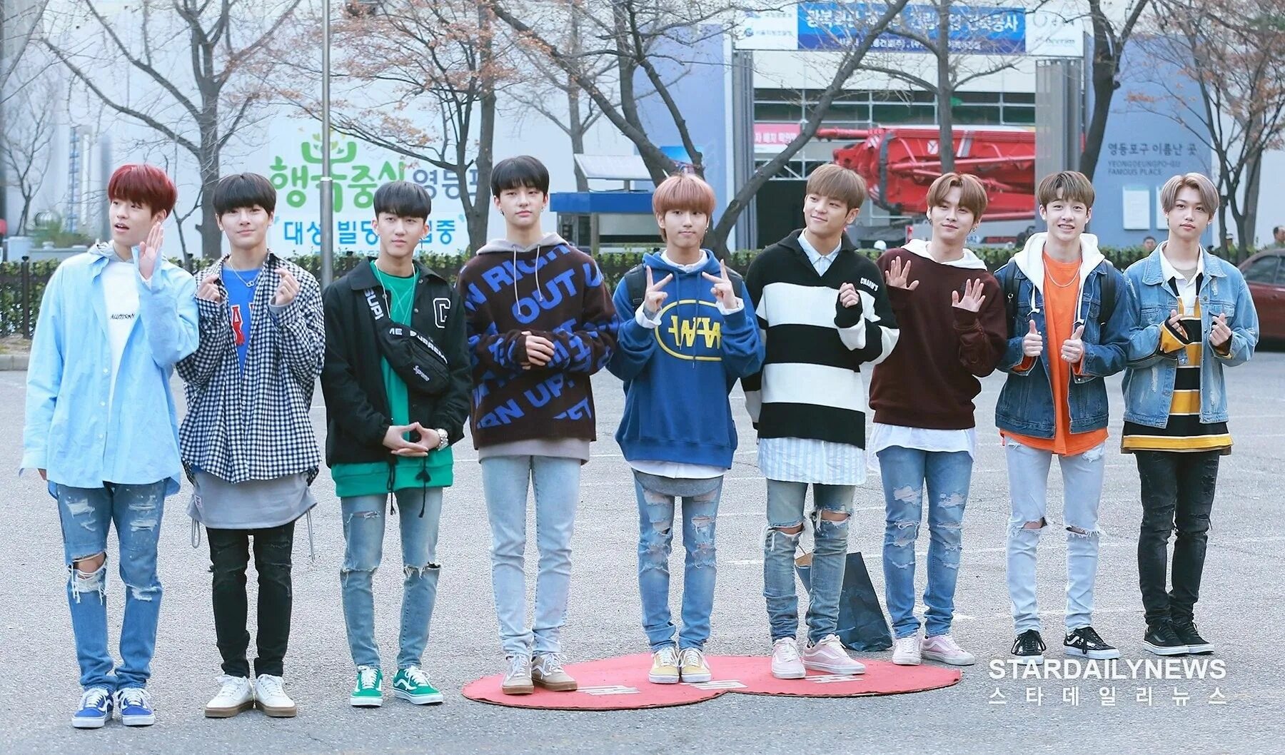 Stray kids в полный рост. Stray Kids в полный рост 2021. Стиль Stray Kids. Stray Kids стиль одежды. Группа Stray Kids 2020.