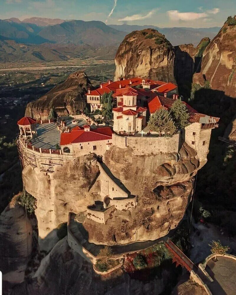 Самый крупный монастырь в европе. Монастырь комплекс Метеоры Греция. Монастырь Святой Троицы (Метеора). Монастырь Святой Троицы Греция.