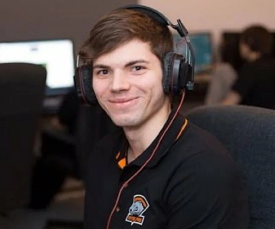 Скитер это дота игрок. Игроки дота 2. Девушка niko cs go. Тир команд дота 2. Sneyking dota 2.