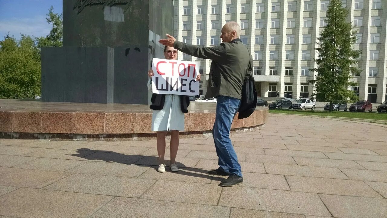 Потерпевшие северного. Шиес Орлов. Губернатор остановил Шиес табличка фото.