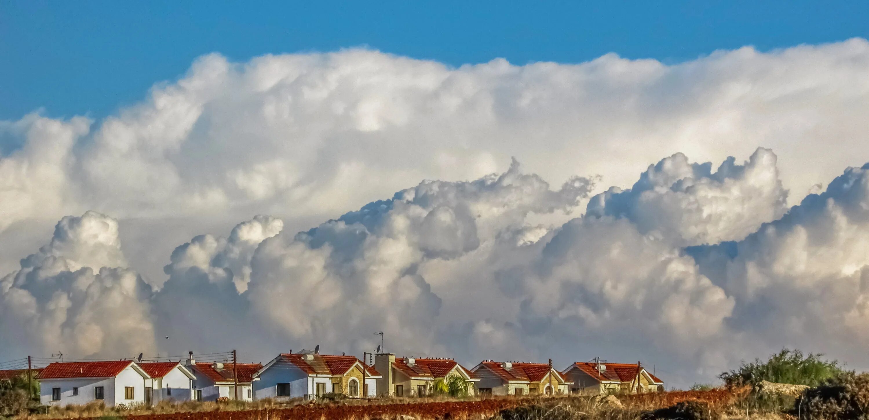 Белые облака и дом. Деревня Френарос Кипр. Панорама деревни. Дом в облаках. Парк облаков Краснодар.