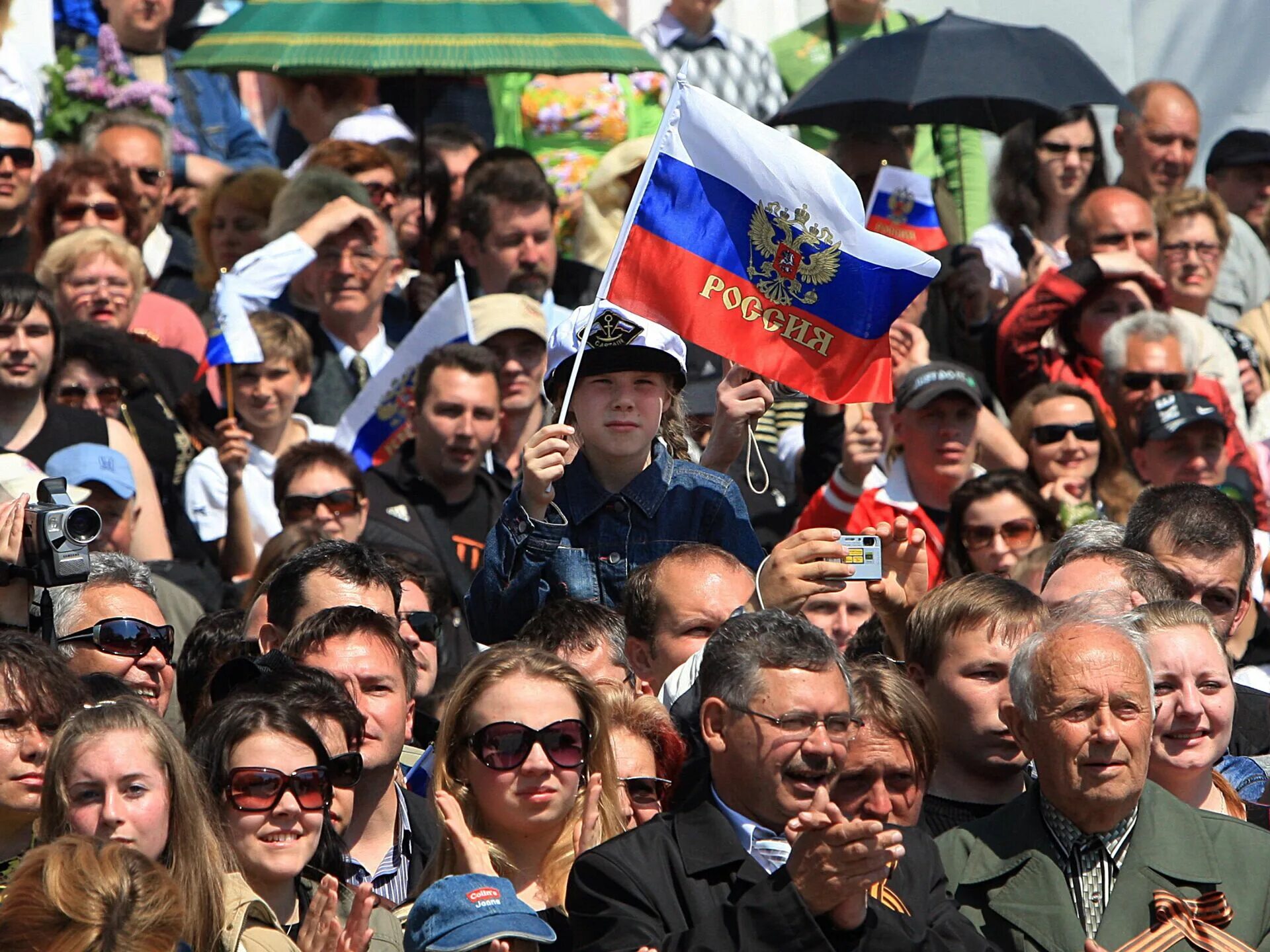 Население рф увеличилось. Россия человек. Россияне. Жители России. Много русских людей.