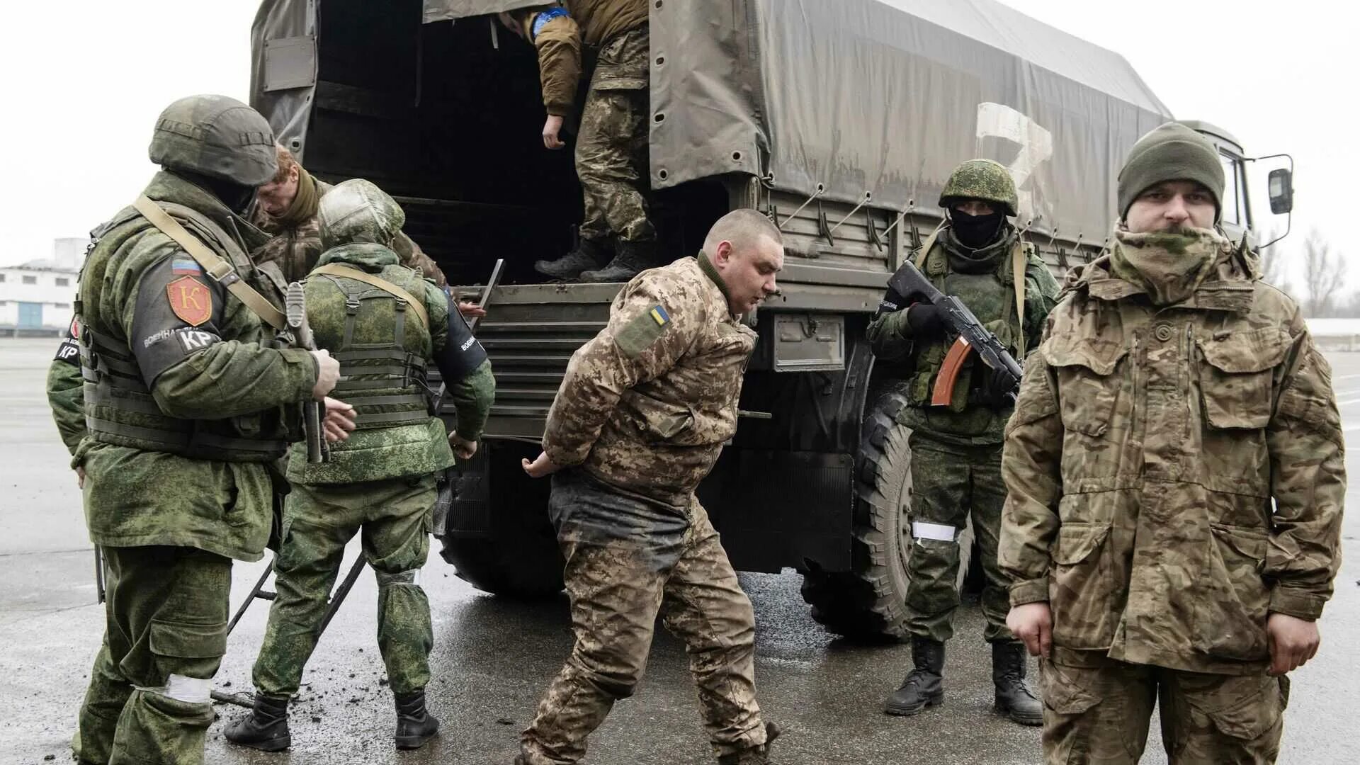 Посмотря вперед пятеро солдат. Спецназ Ахмат Клещеевка. Омбудсмен ЛНР Сердюкова. Пленные ЛНР 2022 В Украине. Пленные украинские солдаты 2022.