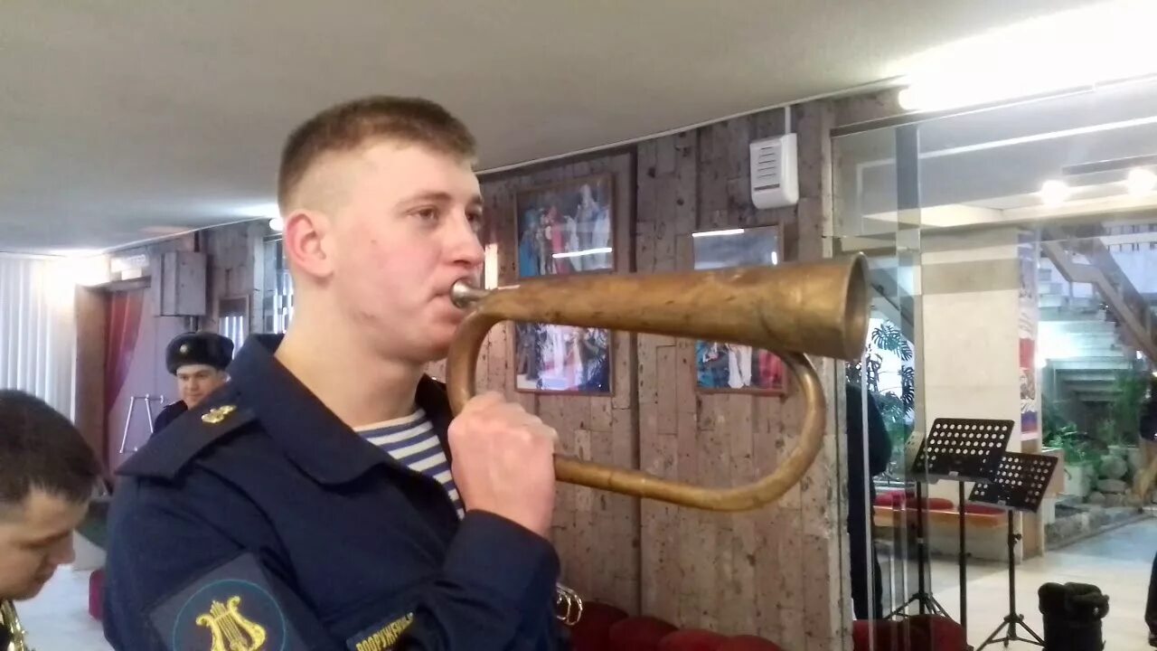 Пионерская труба горн. Сигналы горна вмф. Пионерский горн. Картинка подъем. Горн подъем слушать.