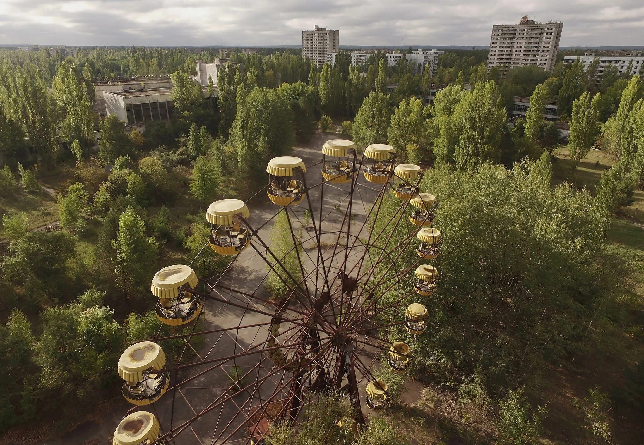 Https chernobyl. Зона отчуждения Чернобыльской АЭС. Колесо обозрения Припять 1986. Зона отчуждения город Припять. Чернобыль зона отчуждения АЭС.