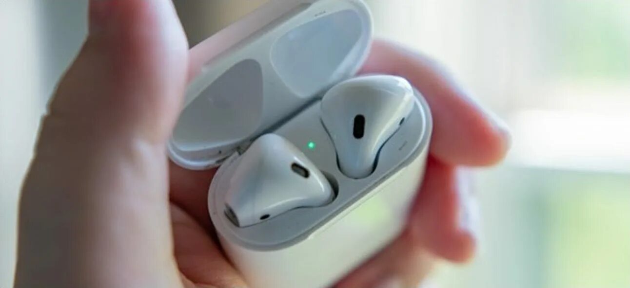 Не горит индикатор на airpods. Индикатор на airpods. цвет индикатора на airpods. цветовая индикация на airpods pro. загрязнения на корпусе airpods.