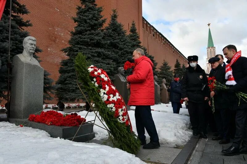 Сталин сейчас жив. Возложение цветов Сталина 2022. Возложение цветов Сталина. Могила Сталина в Москве.