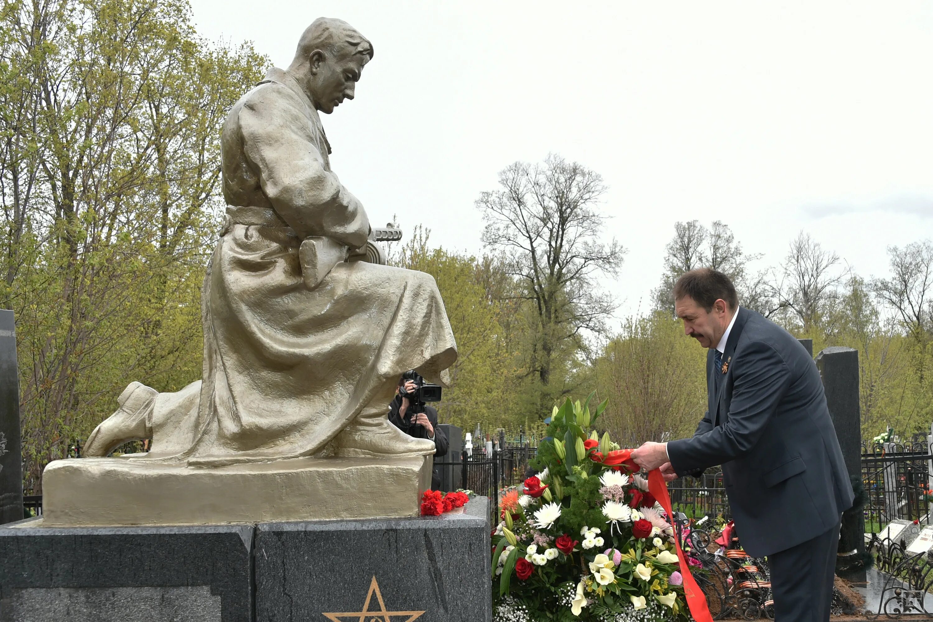 Где находится кладбище курган. Кладбище Курган Казань. Памятник неизвестному солдату на Арском кладбище. Военное кладбище в Казани Курган. Курган Казань кладбище 2023.