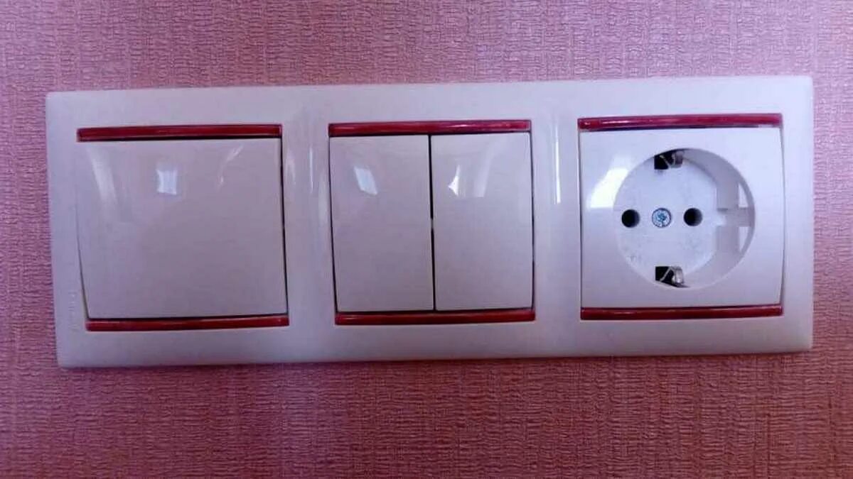 Накладная розетка с выключателем в одном корпусе legrand. Два двойных выключателя и розетка. Busch-jaeger розетка 2 постовая 0501-4-3888. Два двойных выключателя и розетка. Блок выключатель с розеткой встраиваемый в-рц-7010, 2 клавиша, с.