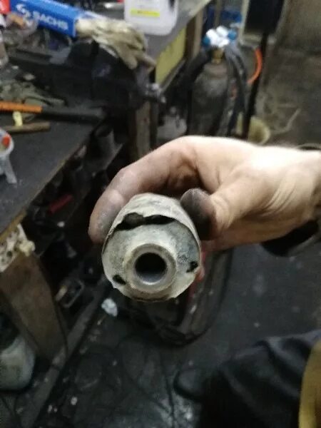 Сайлентблоки задней балки мазда мпв. Мазда сх7 саленблок заднего рычага. 6. Сайлентблок мазда 6. Сайлентблоки задней балки мазда демио 2.