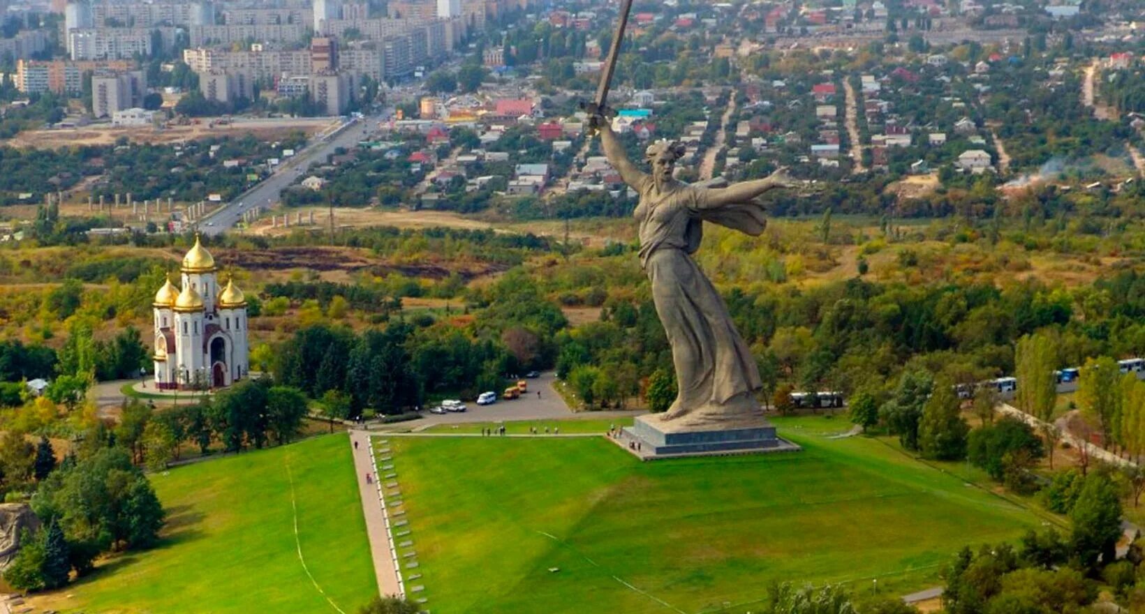 Демография волгограда. Центральная набережная волгограда. Житель города волгоград. Мамаев курган 9 мая. Волгоград в апреле.