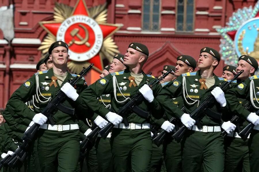 Площадь 23 февраля. Солдаты на красной площади. Площадь 23 февраля. Военный парад на красной площади 9 мая. Солдаты маршируют на красной площади.