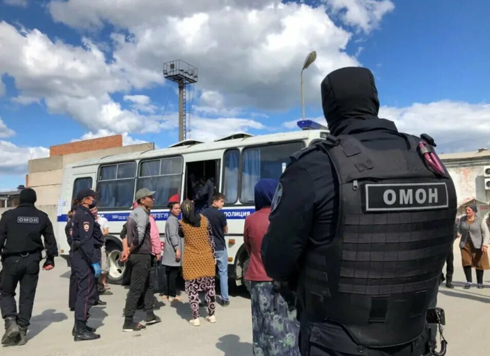 Рейд омона. ОМОН рейд мигрантам. ОМОН И мигранты. Рейд ОМОН. Екатеринбург облава на мигрантов.