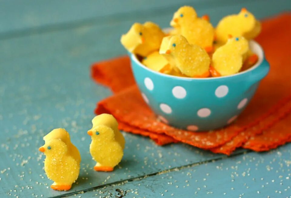 Цыплята из зефира. Цыплята из маршмеллоу. сладкие цыплята на пасху. цыплята маршмеллоу на пасху.