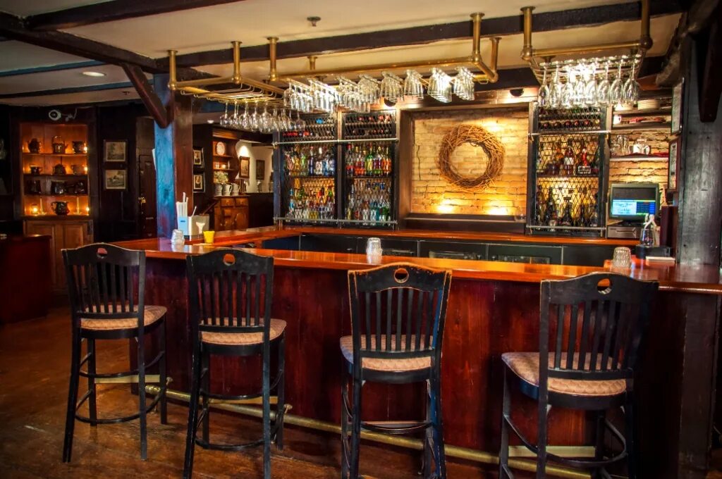 Бар в особняке. Галымжан молданазар фото. Обои паб метро 6 брони. Galymzhan moldanazar presentation. Кафе рокс бийск.