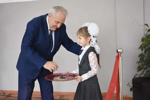 школа 4 гусь-хрустальный официальный сайт. хрустальные вершины сериал 2021 кадры. хрустальный директор школы. учителя 2 школы гусь хрустальный. 4 школа гусь хрустальный преподаватели.