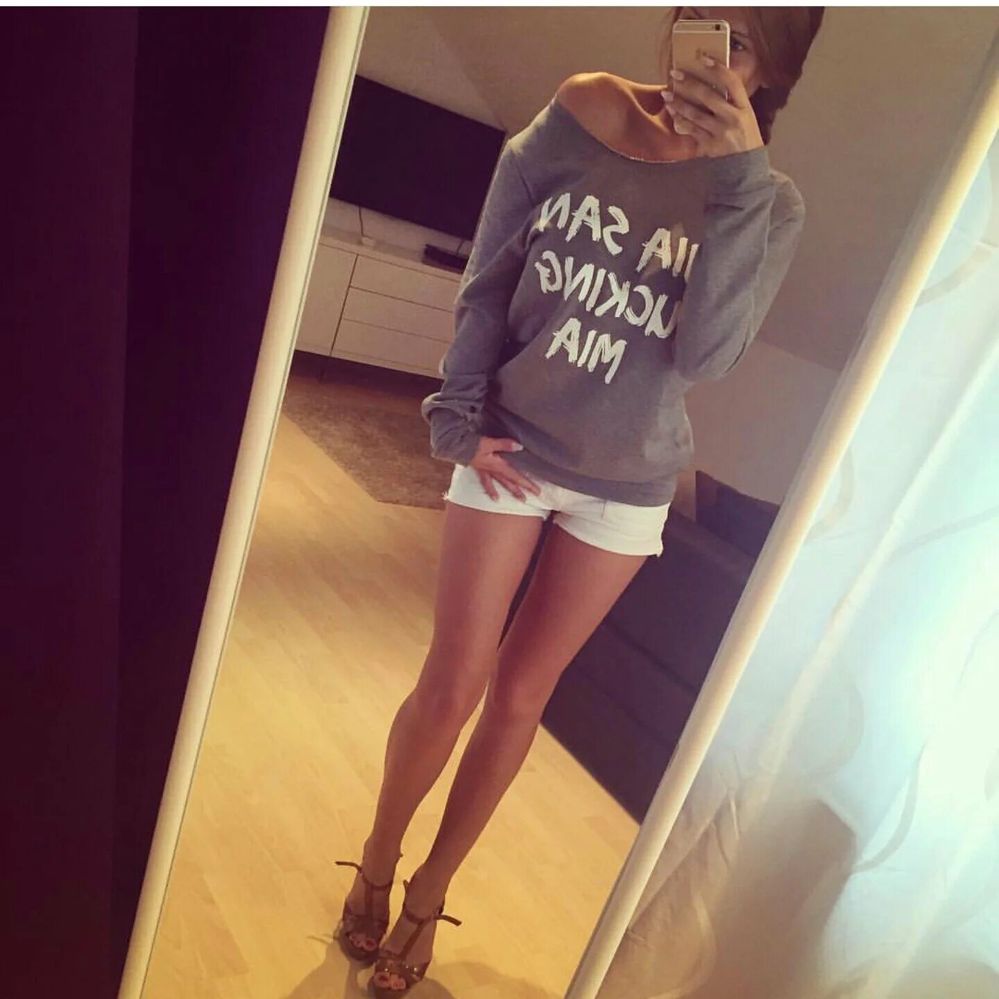 Фигура девушки в зеркале. Красивые девочки без лица. Домашняя одежда для девушек. Как красиво закрыть лицо на фото. Красивые авы без лица.