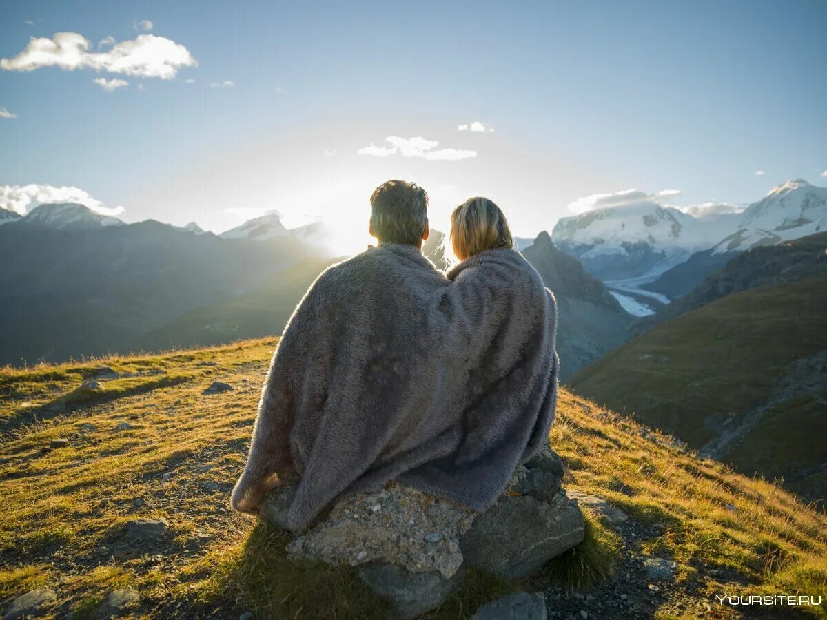 Мужчина природа горы. Романтические горы. Love story в горах дагестана. Переньи девушка в горах. Фотосессия в горах.