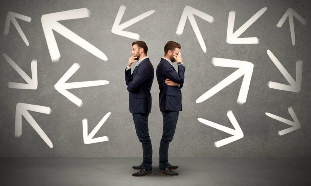 Оценка сотрудников. Выбор мм. Выбор альтернативы. Две двери выбор. Человечек на белом фоне.