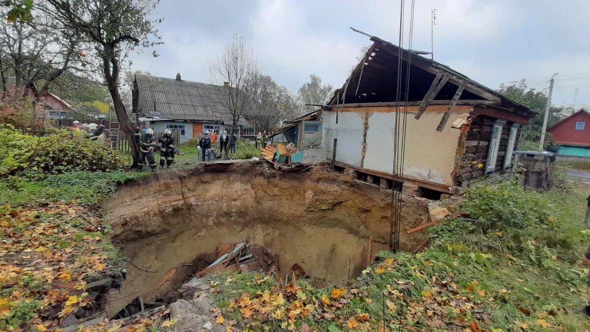 Поставь попали в дом. Карстовый провал в Брянской области. Вышков карстовый провал. Провалился дом в Брянской области. Провал грунта.