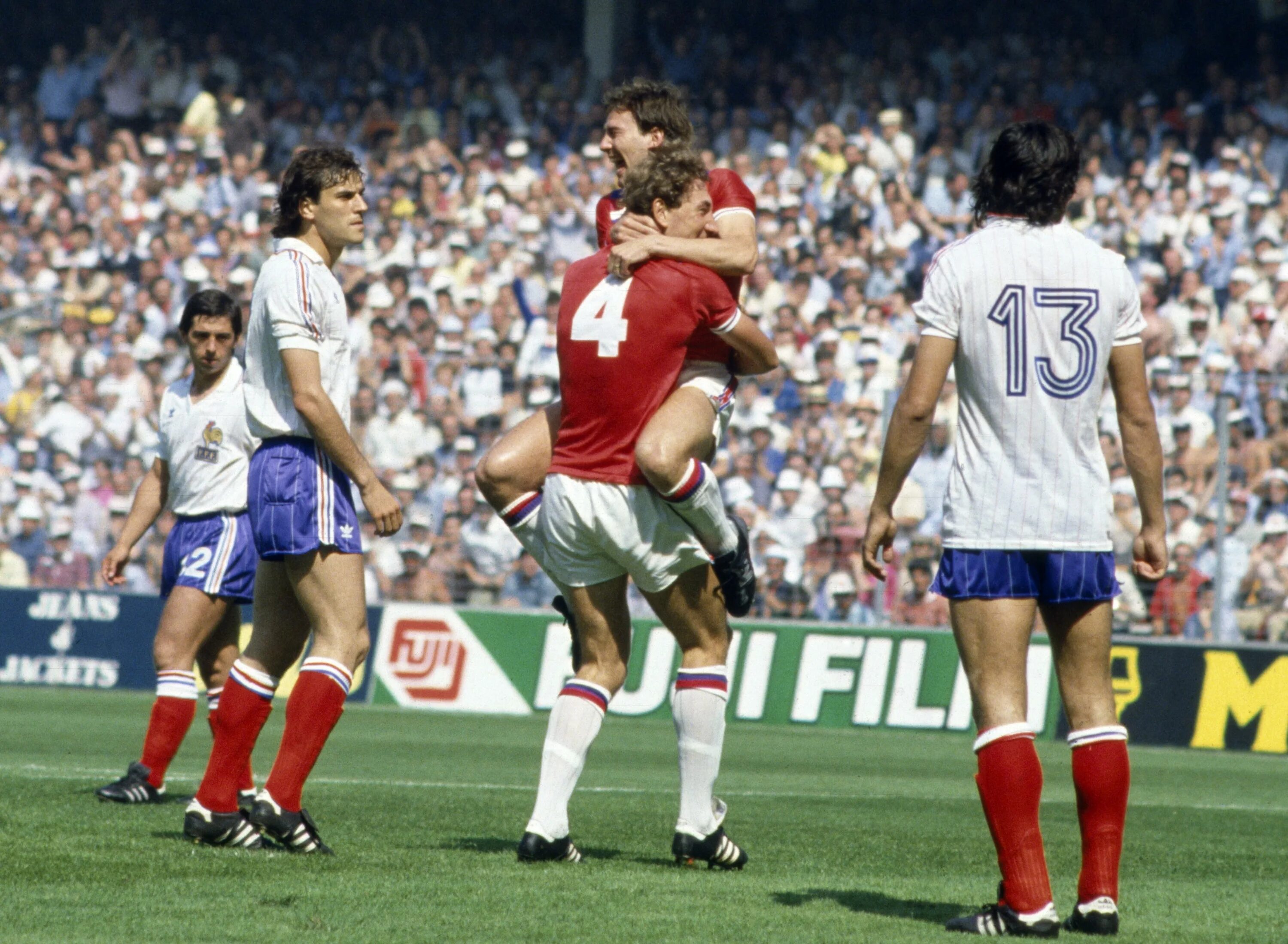 Англия франция чехословакия. Bryan Robson 1982. ЧМ-1982 Франция Англия. Сборная Англии 1982. Англия Франция 1982.