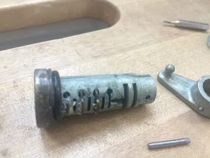 Замена личинки замка газели