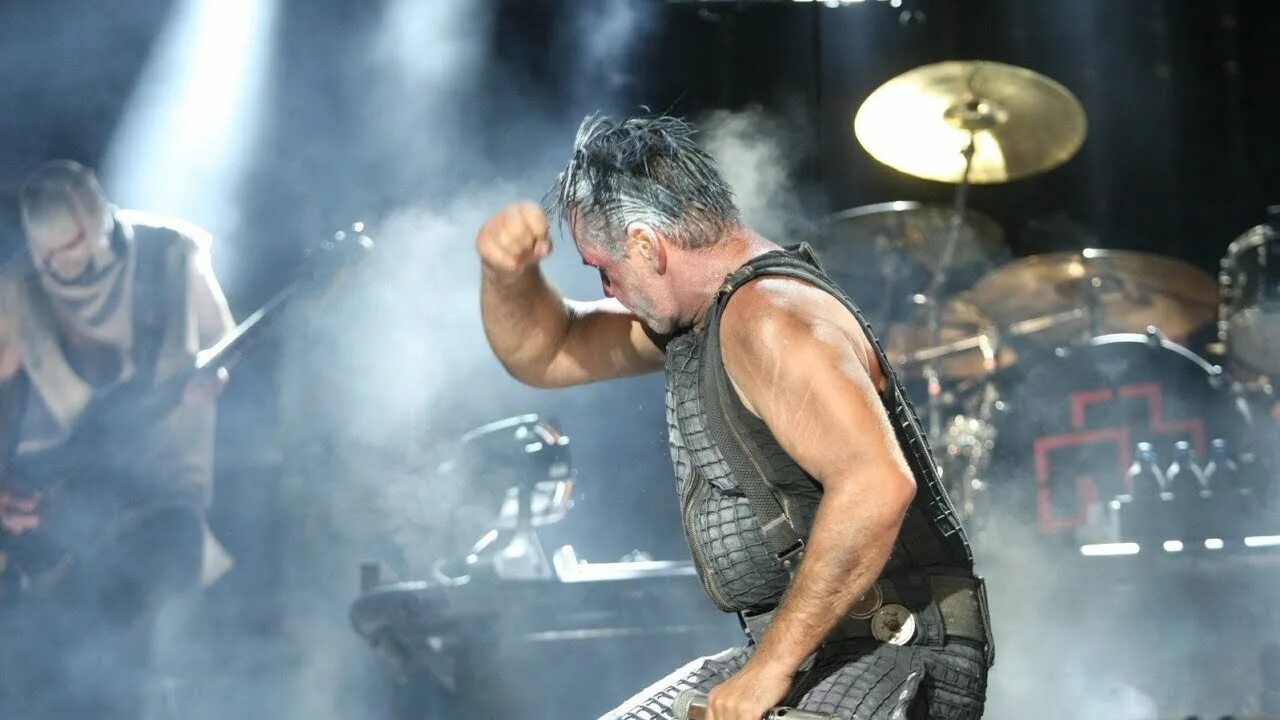 Первый концерт рамштайн. Симфонический концерт рамштайн. Группа rammstein концерты. Rammstein du hast. Концерт группы рамштайн 2024.