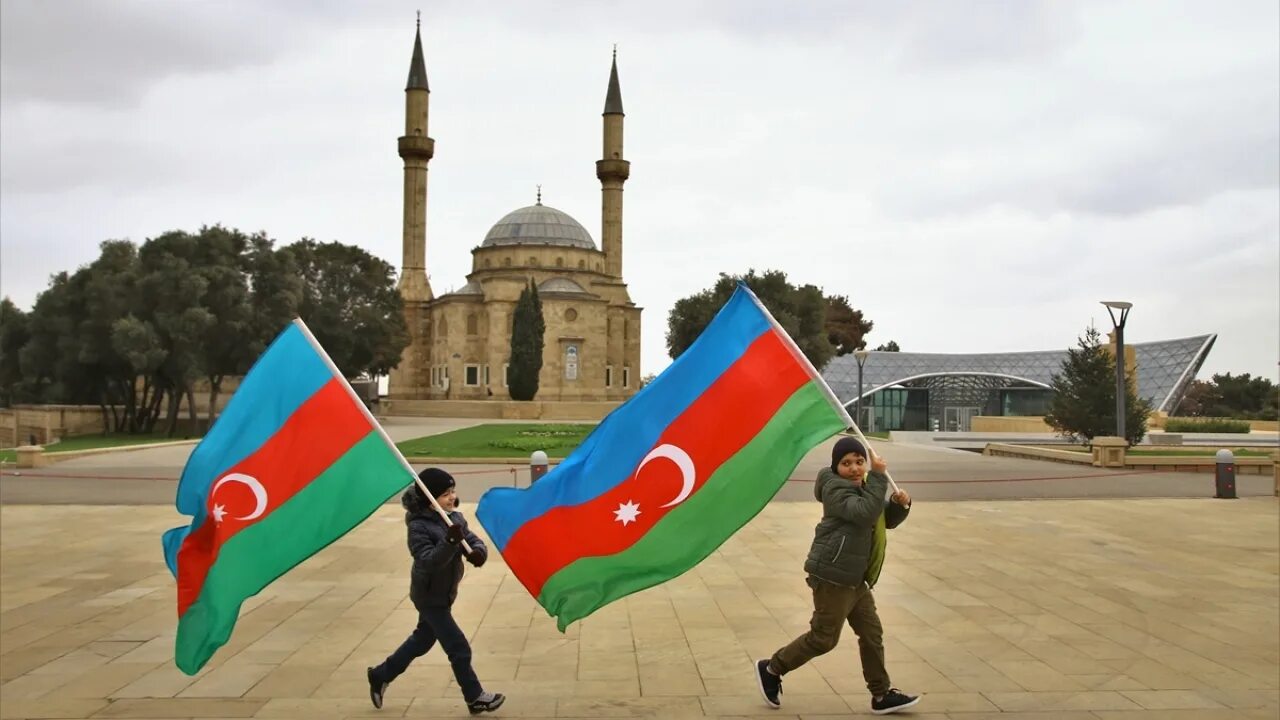 Азербайджан в ноябре. Жители Азербайджана. Турция и Азербайджан одна нация. ВБОН азербайджанцы. Турция и Азербайджан одна нация два государства.