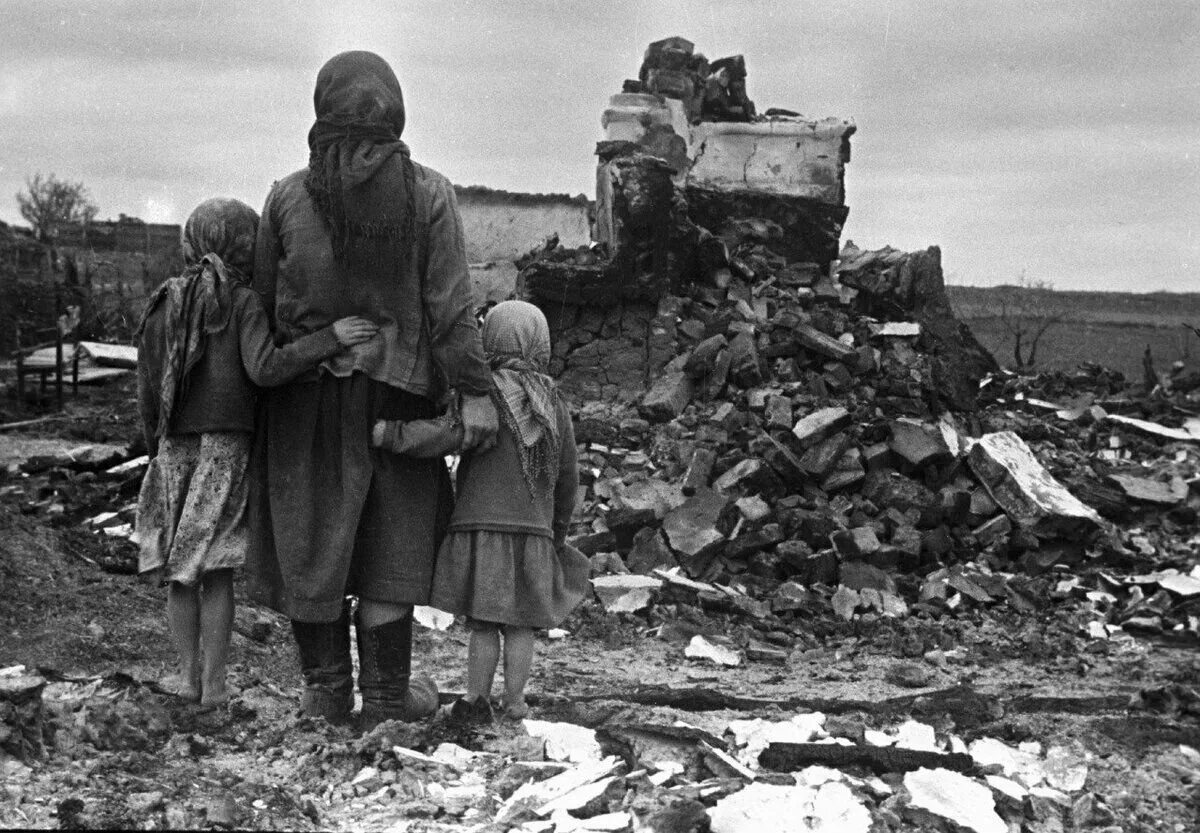 Разрушенная деревня 1945 ВОВ. Дети в оккупации в годы Великой Отечественной войны. Мамы во время войны