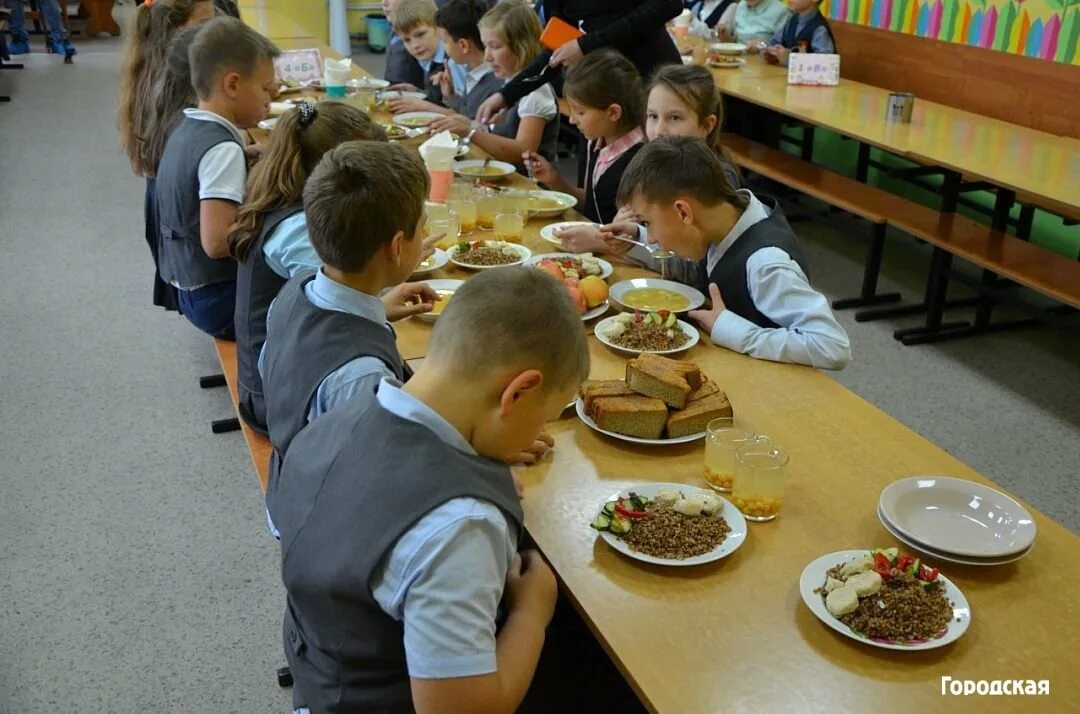 обед в школьной столовой. горячее питание школьников. столовая в школе будущего. обед в школе. обед в школе.