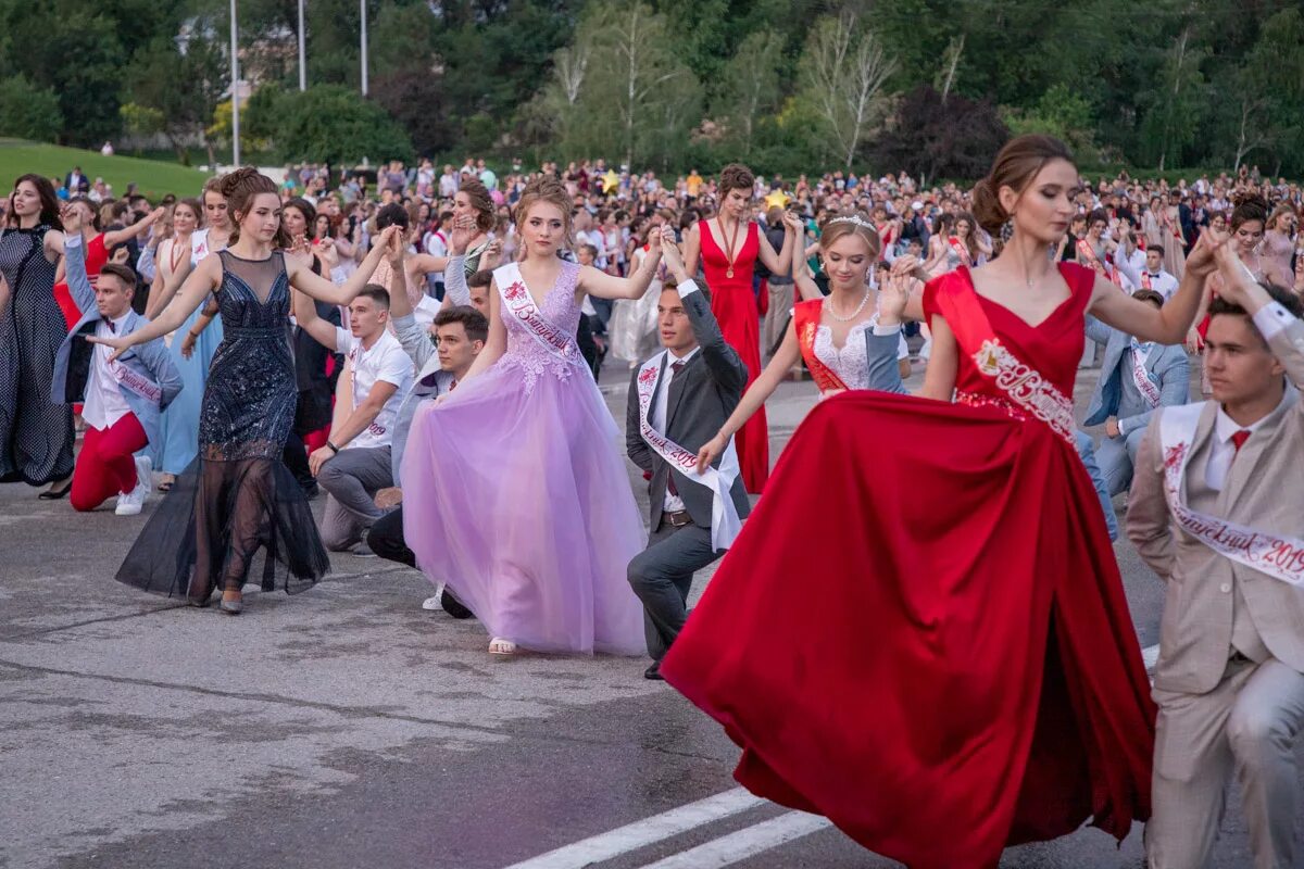 Выпускные вечера видео. Выпускной 2019. Выпускной в Приднестровье. Выпускные вечера в Тирасполе. Платья на выпускной Тирасполь.