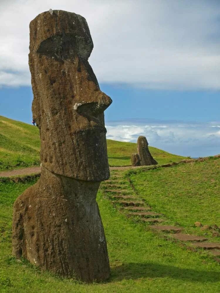Каменные статуи Моаи остров Пасхи Чили. Остров Пасхи статуи Моаи. Статуи истуканов на острове Пасхи. Памятники Моаи на острове Пасхи. Изваяние