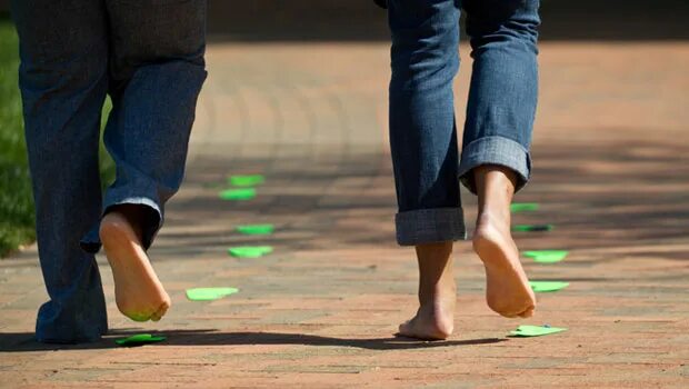 Ходьба. Ходьба пешком. Девушка бежит. Ходьба для здоровья. Only walk.